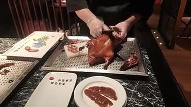 旅行拍摄北京烤鸭视频视频的预览图